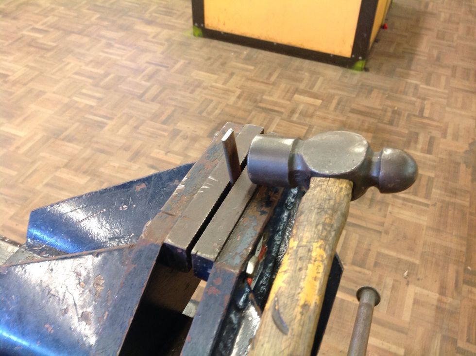 Then you slightly bend the flatbar with a vice and the metal hammer.