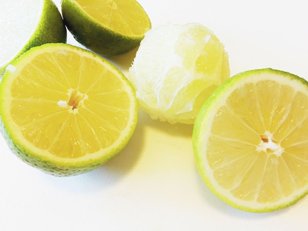 There are 2 ways to make these power cubes to bring your water to life. If you are not a fan of pulp or texture, start by juicing your limes. Otherwise peel the limes and pulverize them in blender.