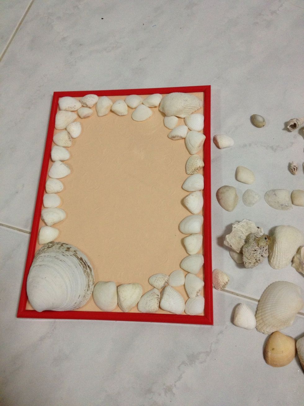 There are variety of shape n texture, lay it out onto the frame glass, ( make sure u clean the seashell till clean) arrange it till u satisfy with the look