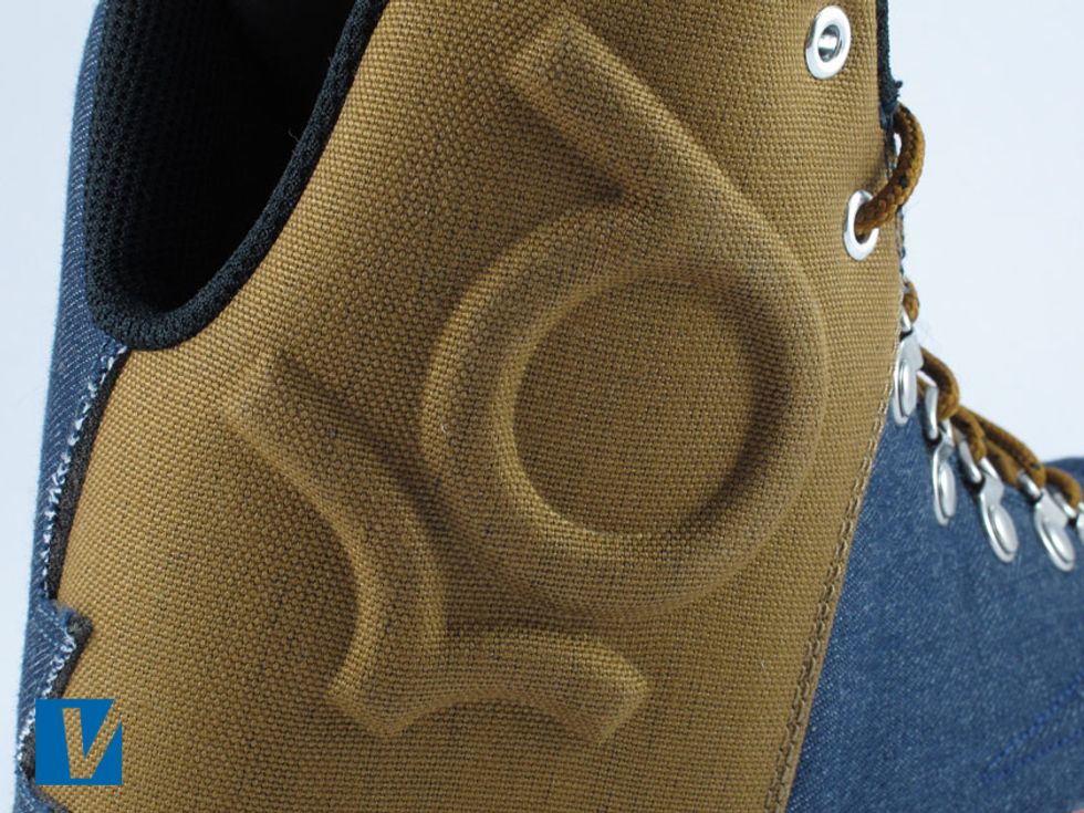 There is a KD logo embossed on the side of the ankle, make sure it stands very noticeably out from the surface and has perfectly even and sharp edges.