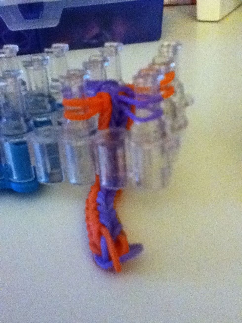 There should be 2 bands on the pegs