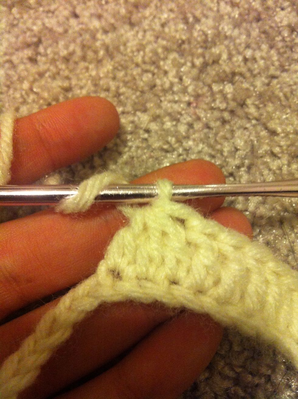 there we go... 5 double crochet into the next 5 chains again