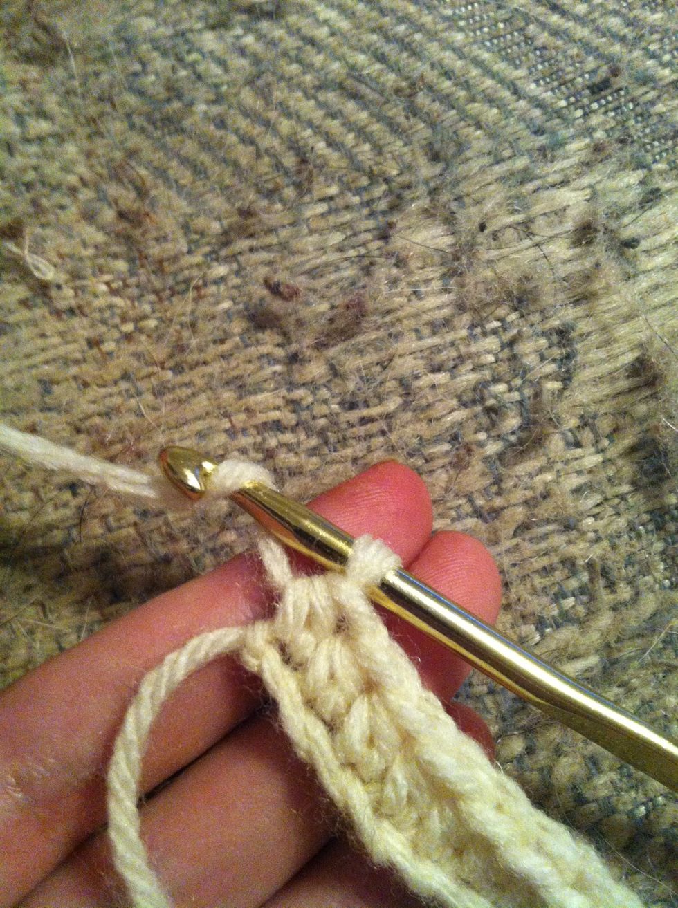 there we go... at the end of the row we yarn around and pull trough the loop on the hook to form a chain