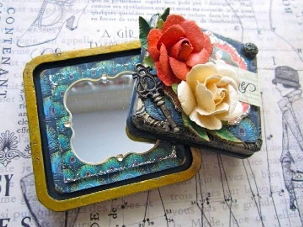 There you have it! A pretty little compact mirror.