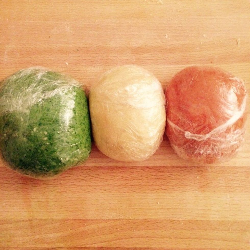 There you have the colors of the flag ready to be flattened and shaped. According to the water content of spinach and tomato paste you may need to add some more flour.