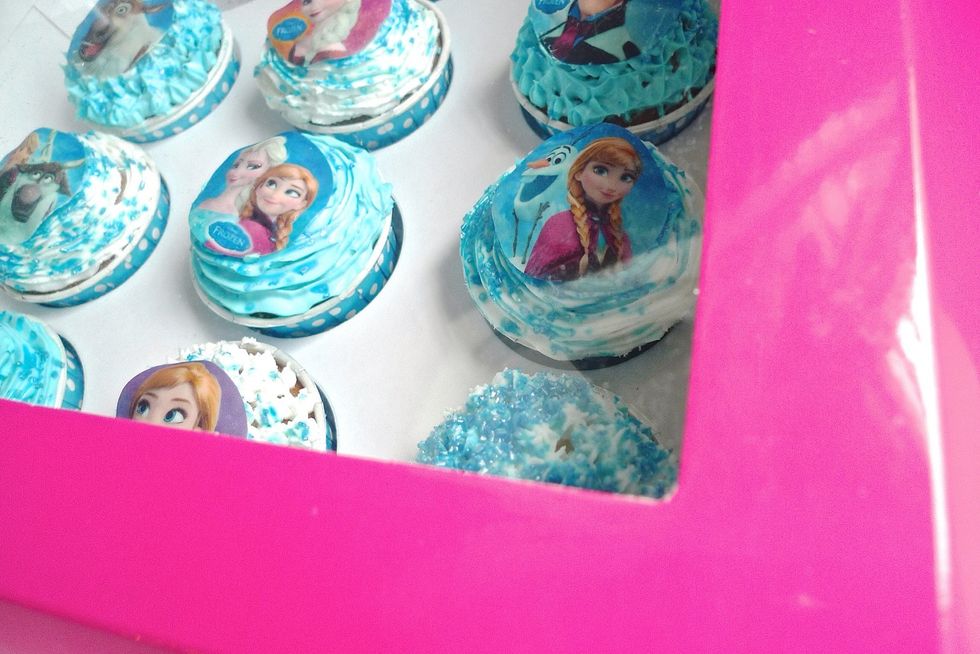 These adorable Disney frozen inspired cupcakes are just great at any FROZEN birthday parties! For more details and recipes please access www.huangkitchen.com. Enjoy!