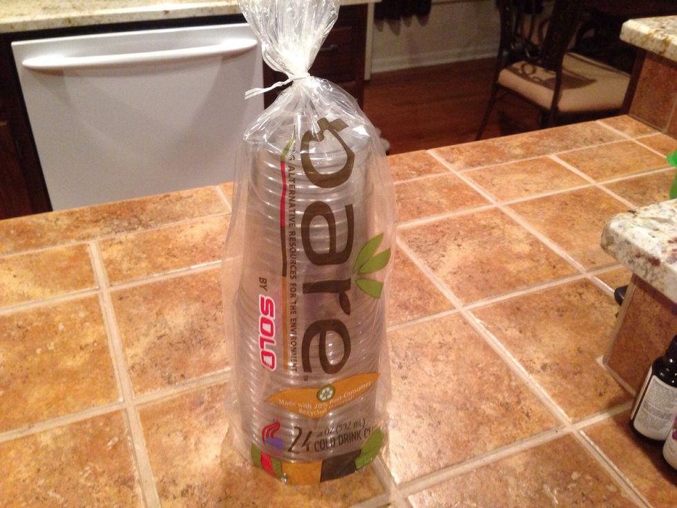 These are 18 oz. Solo plastic party cups.