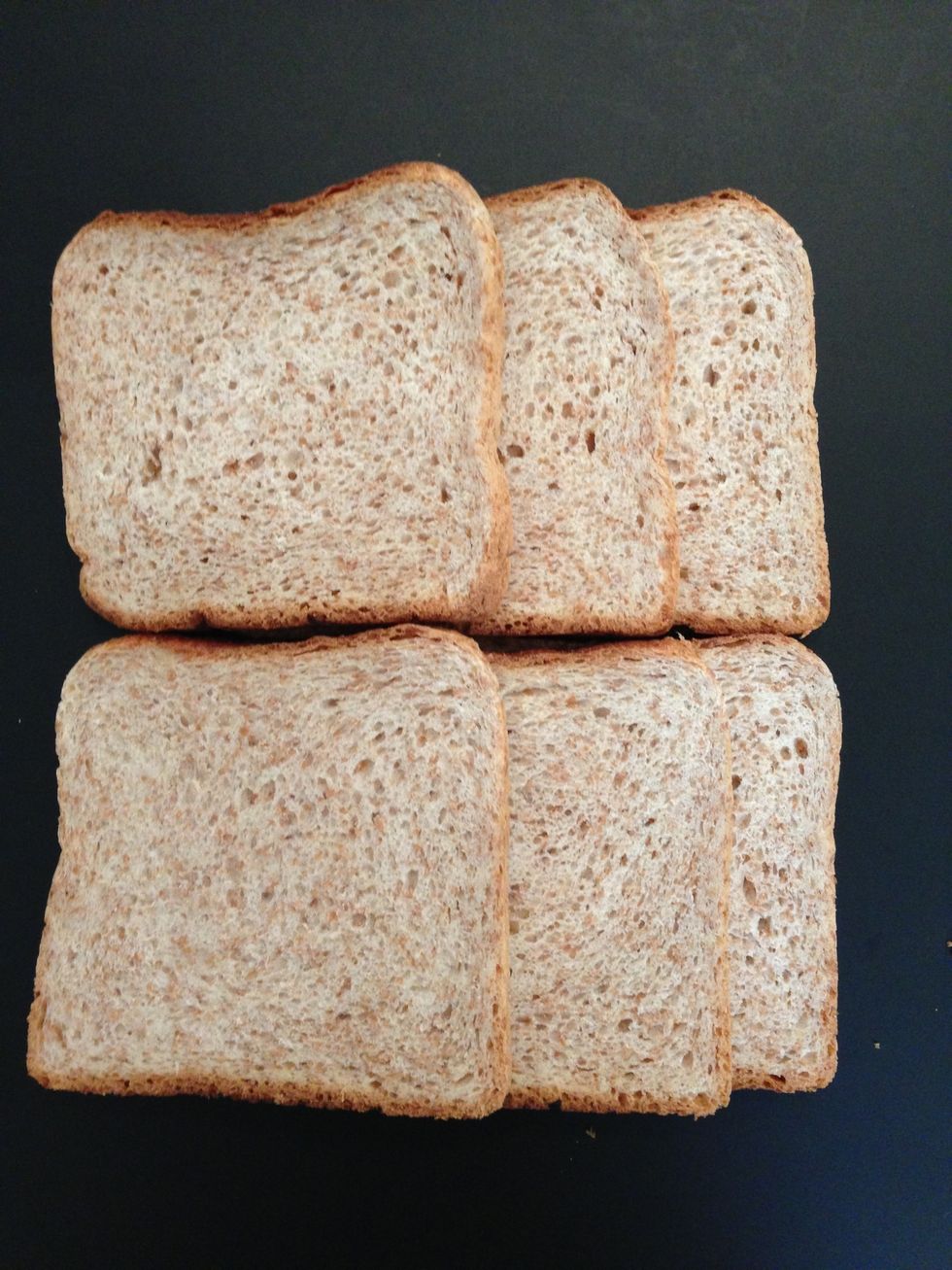 These are 6 slices of American bread. You can use either white or whole wheat bread. Put on the oven on 200C. In the meantime cut the bread and put on a tray lined with parchment sheet