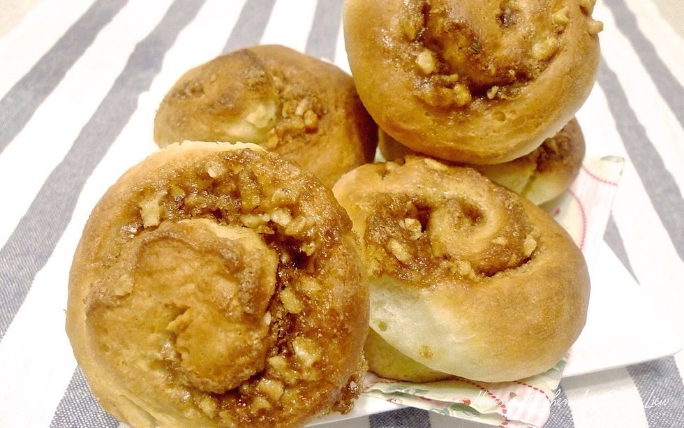 These are absolutely perfect cinnamon rolls, very rich, delicious and crunchy too.