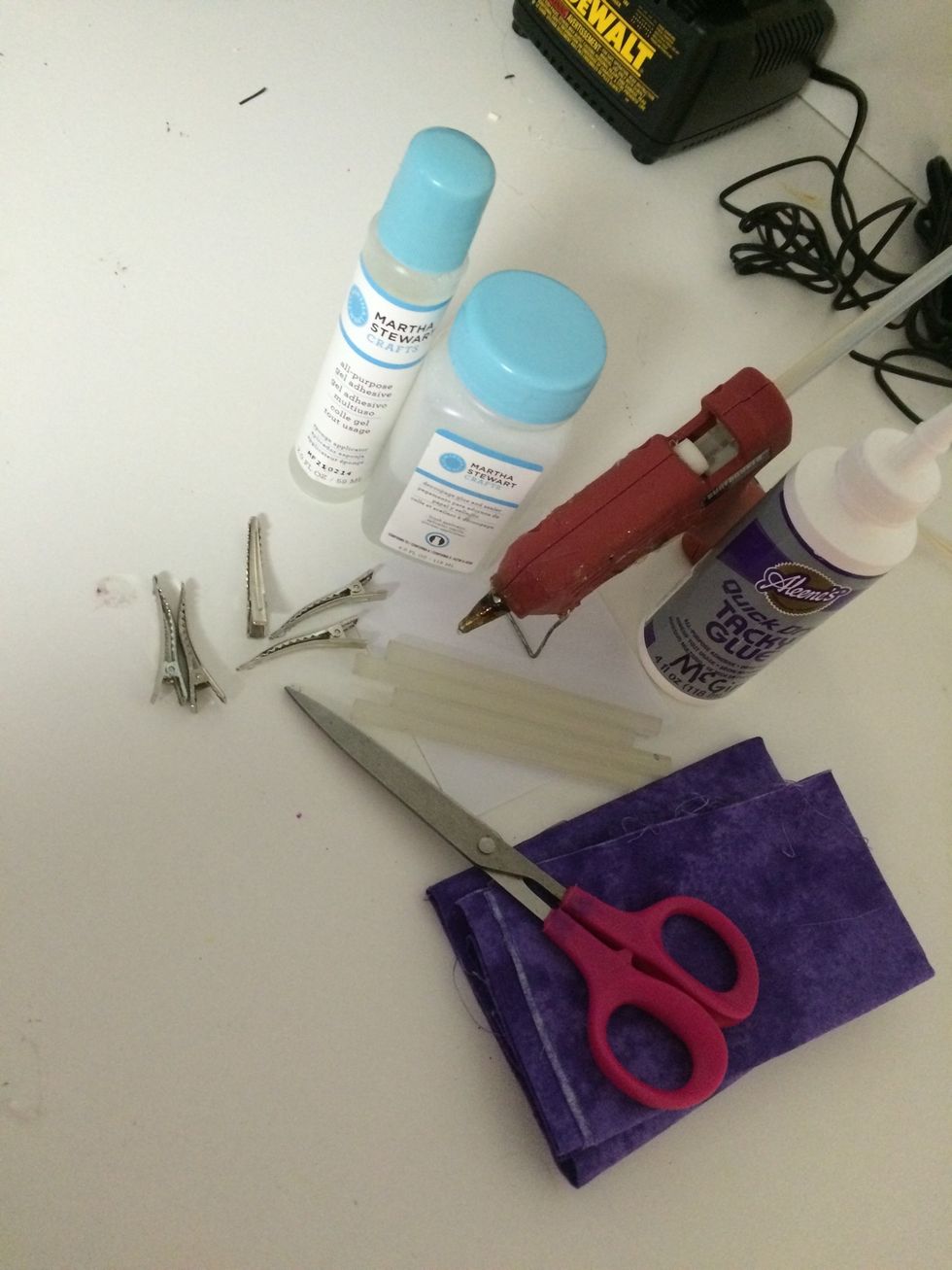 These are all the things you need. you don't need all the glue shown here I'm using hot glue