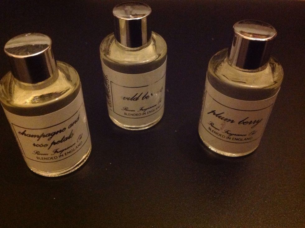 These are my fragrance oils. They can be picked up from home deco shops and are usually not expensive. Today I will be using wild berries.