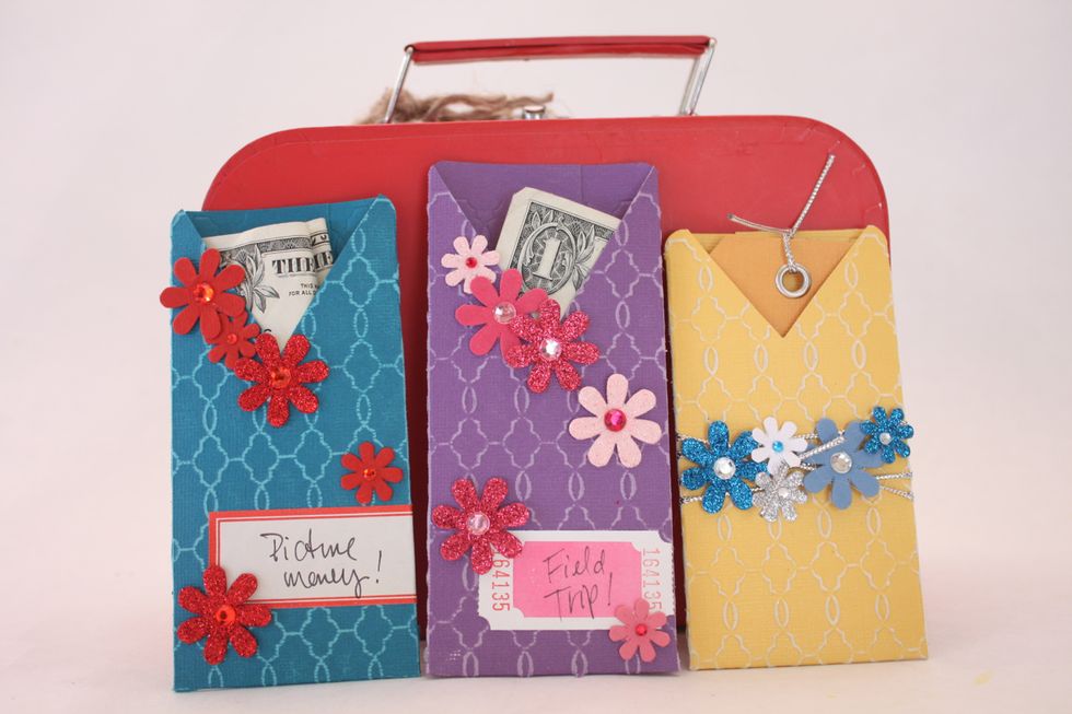 These are not only good for money, but gift cards, money, notes, invites! You can even cut then different heights before you seal and snip. Hope you have fun making your own! Denise