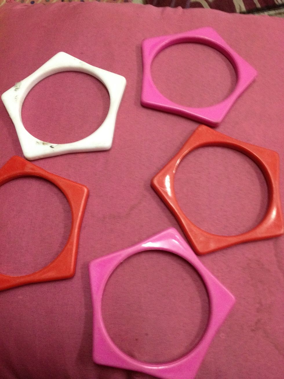 These are some old plastic bangles..really old n never wore them..they jus looked tacky I don't know y I brought them