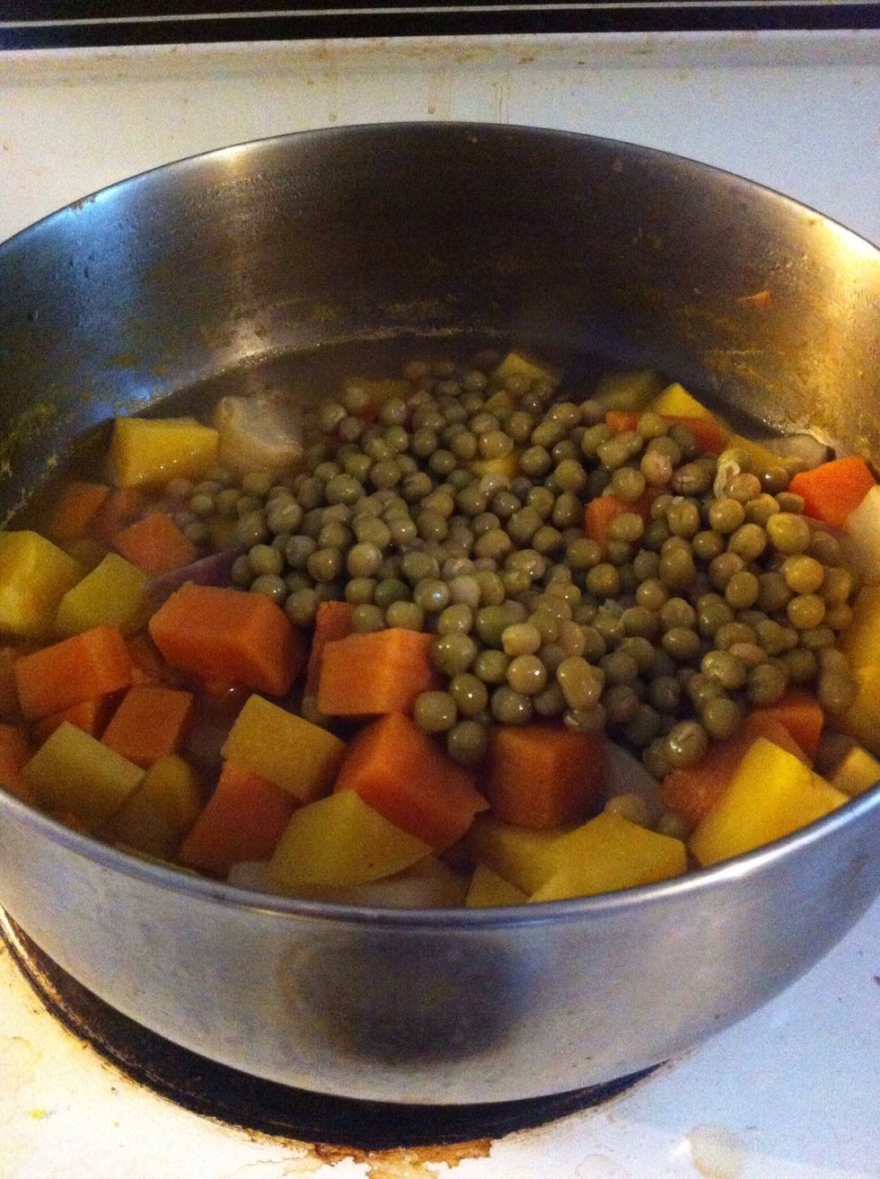 These are the boiled vegetables in less of the stock/pot liquor since some went to the sauce. I opened a tin of peas and chucked 'em in too. I would say its for colour but seriously, look at this!