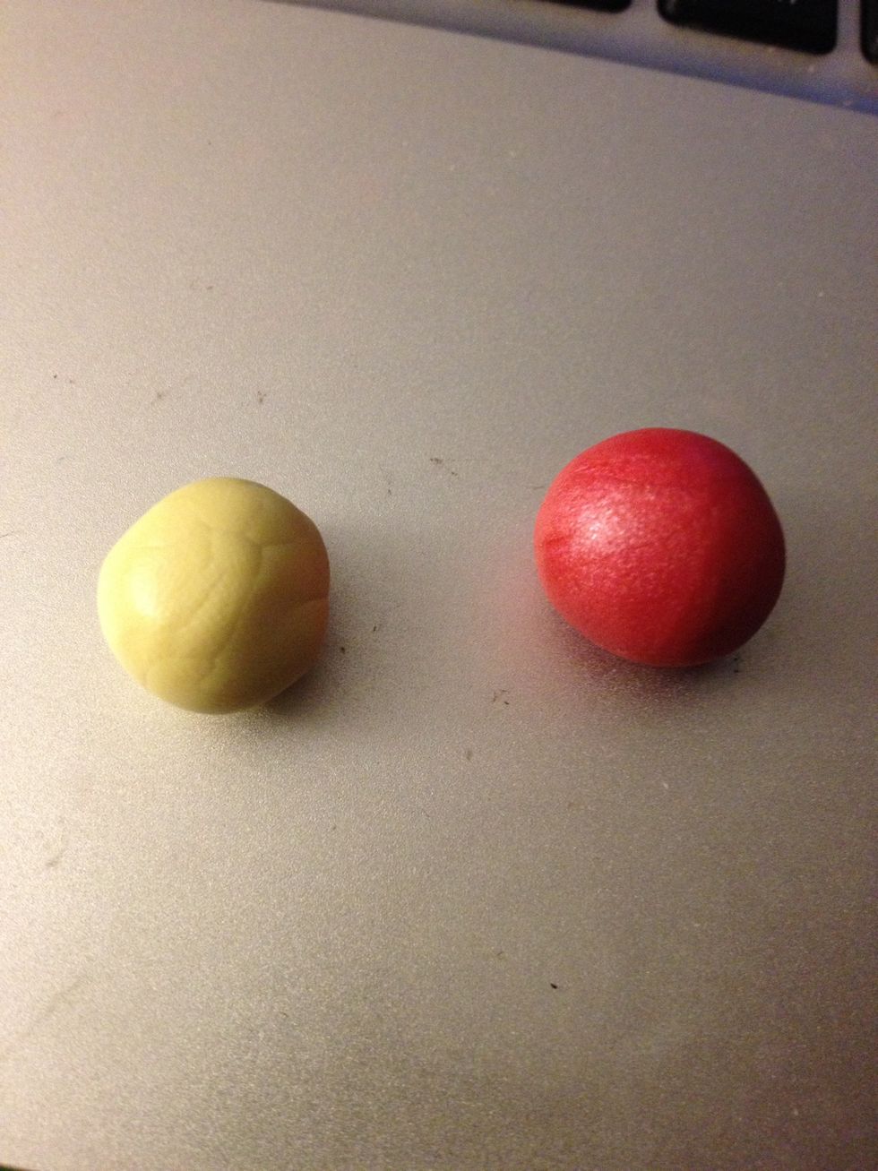 These are the colors I've chosen for a vanilla cake with strawberry icing. But you can choose whichever flavors you like.