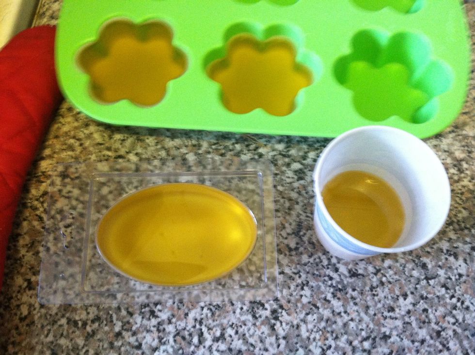 These are the cooling bars. They can be placed in the fridge or freezer to speed up the cooling process. Don't leave them in too long because they may harden too much and crack.