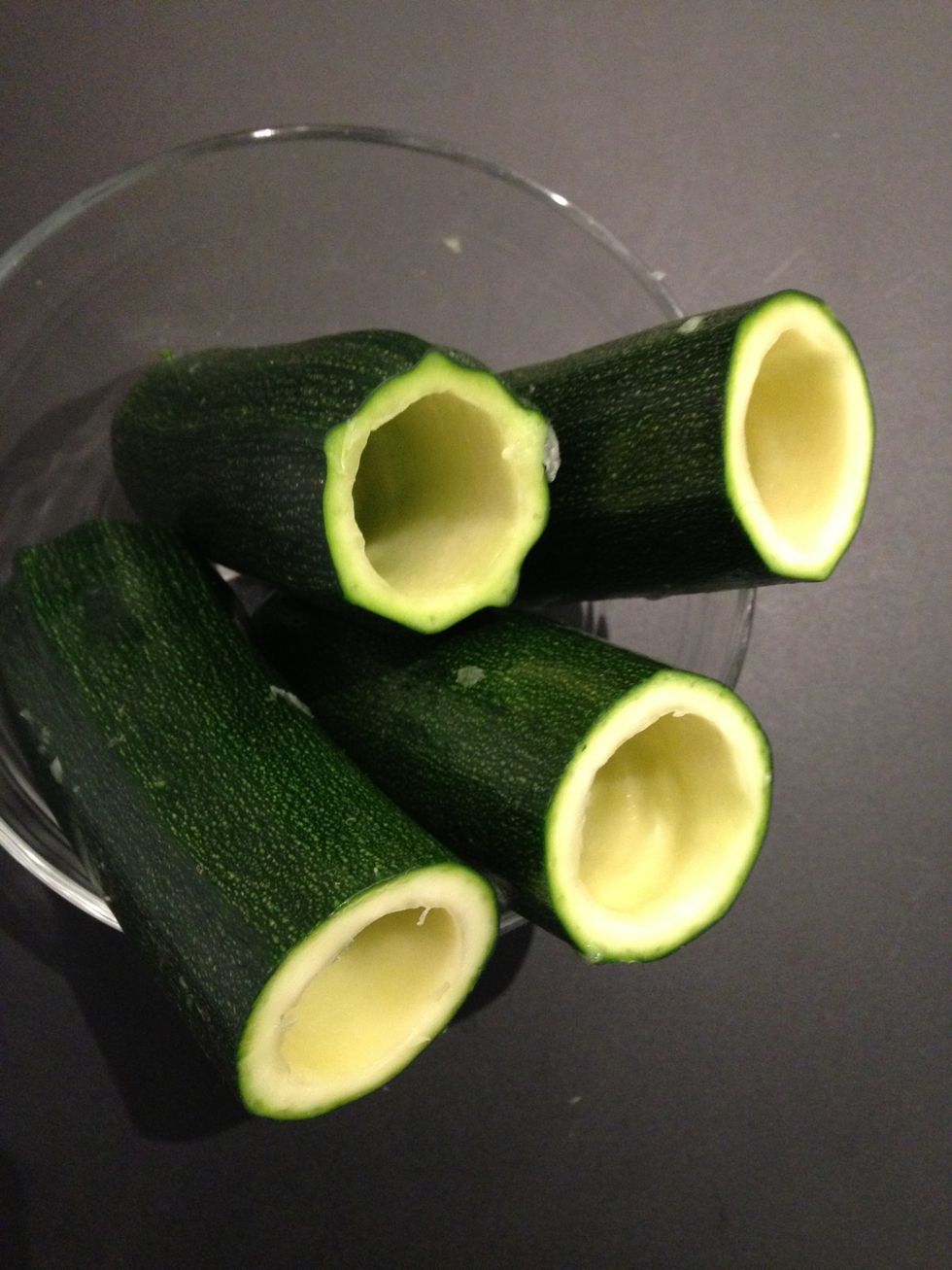 . These are the courgettes that we find everywhere in Europe. So we adapt to availability without crossing a city to get the special ingredients. Anyway, I cut in half and empty them.