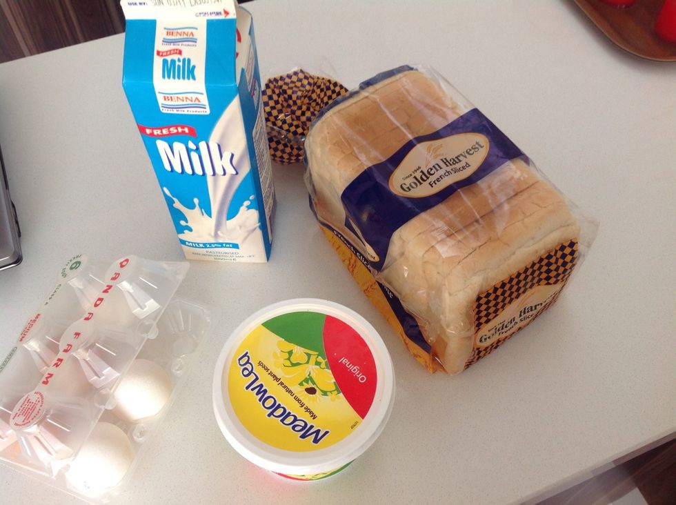 These are the ingredients: bread, eggs, milk and butter.