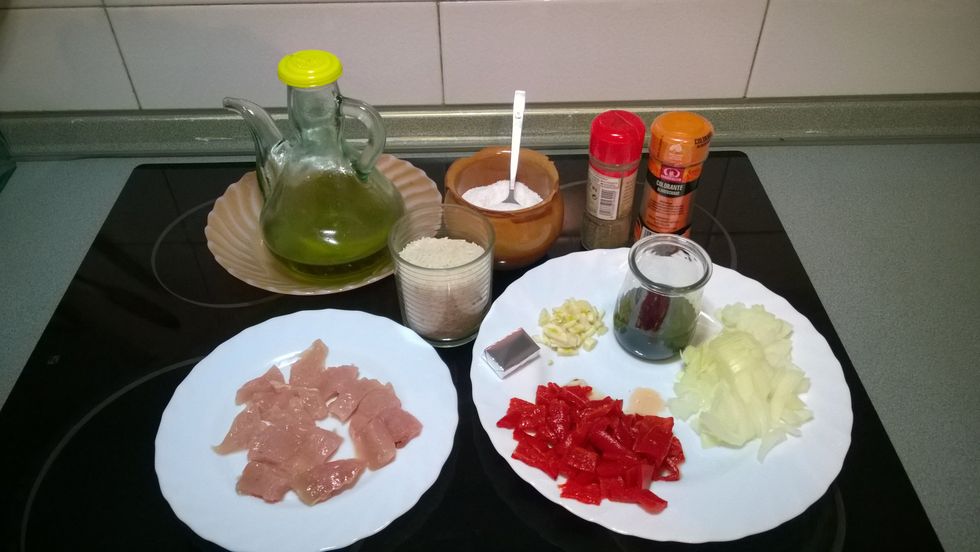 These are the ingredients: Chicken, Garlic, Onion, Red Pepper, Wine, Rice, Olive Oil, Salt, Ground Pepper, and colorant, and Hot Water + Stock. Optional: 1 tomato.