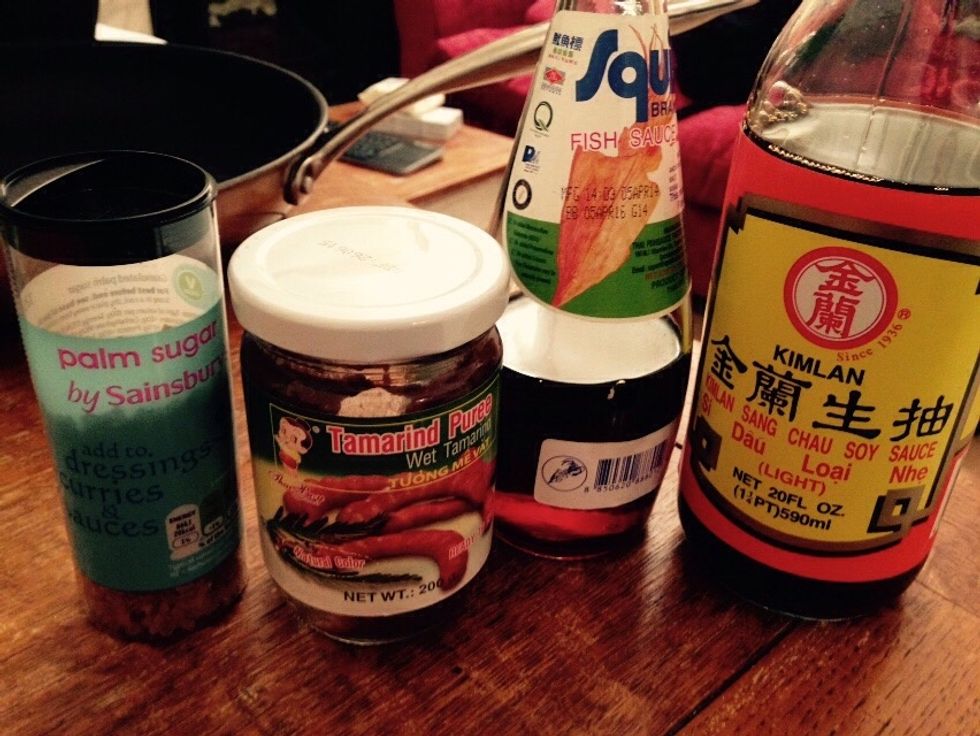 These are the ingredients for the sauce. You can start with the doses: 1-1.5 Tbsp of tamarind paste, 3 Tbsp of fish sauce, 1 Tbsp of soy sauce, 3-4 Tbsp palm sugar, 1tsp of chili paste.