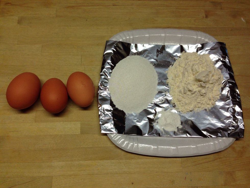 These are the ingredients of the biscuit: 4 eggs (on the picture are only 3 i know), 4 tbsp sugar, 4 tbs flour and 1 tsp baking powder