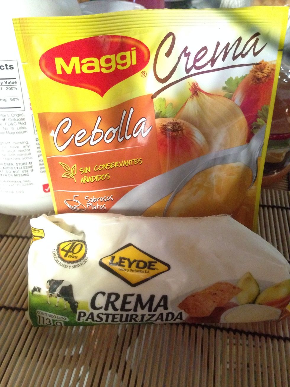 These are the ingredients (Tip: if you can't find pasteurized cream, you can use cream cheese and add 1/4 milk to make it more smooth)