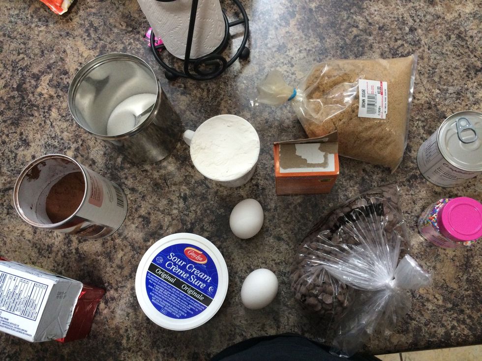 These are the ingredients to make the chocolate fudge cake  200g of butter  200g of brown sugar 100ml of soured cream 2 eggs 200g of self-rising flour  5tbsp of cocoa powder
