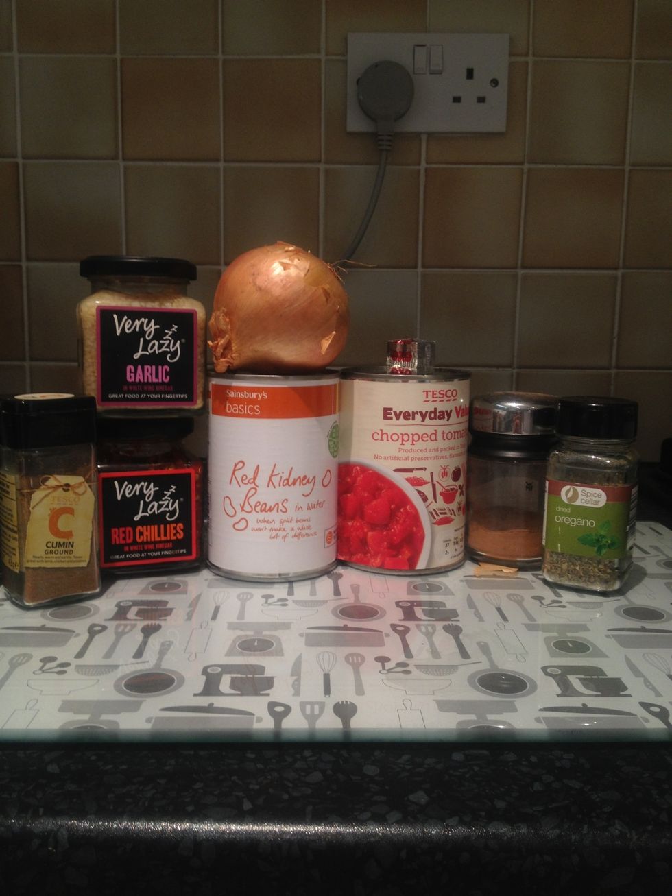 These are the ingredients you need, don't forget to have 500g of mince too.  2 cloves garlic  1/4 teaspoon cinnamon  1/2 teaspoon cumin  1 teaspoon oregano