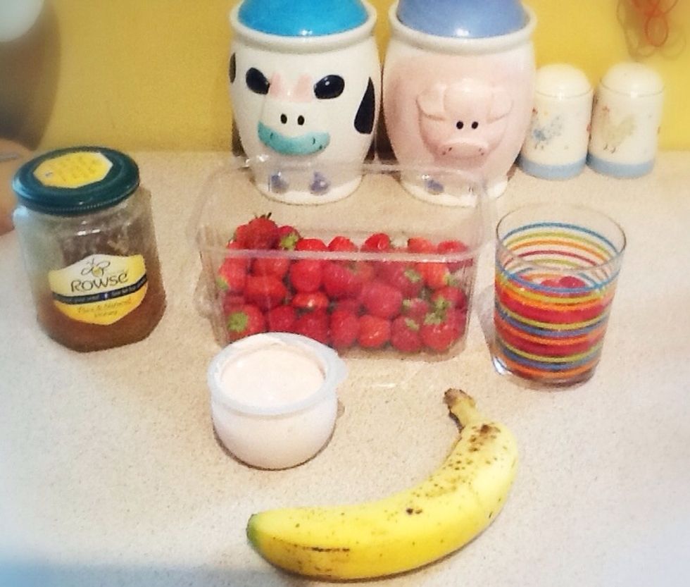 These are the ingredients you will need to make your smoothie, the honey is optional!