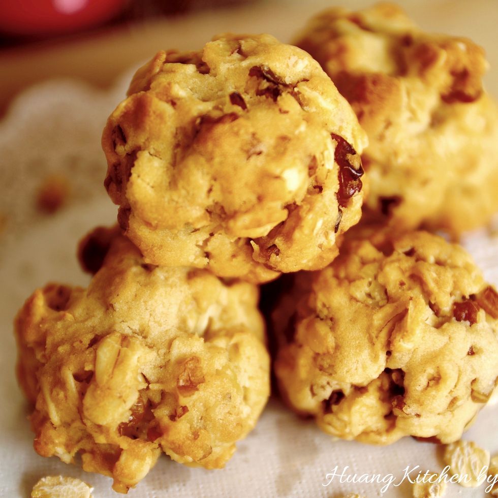 These cookies stay fresh at room temperature for up to 1 week. They are however best enjoyed fresh the day they are baked. More details at http://www.huangkitchen.com/oatmeal-raisin-cookies/ ENJOY!