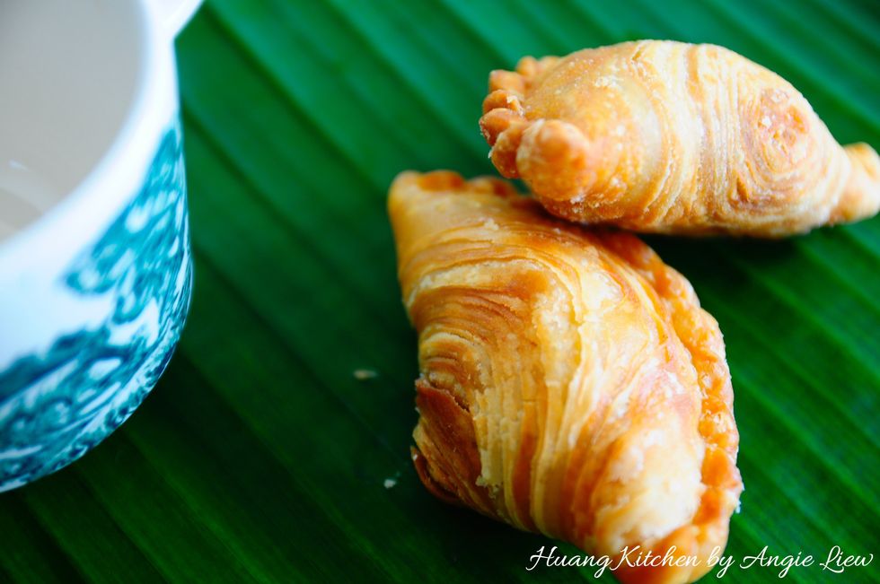 These curry puffs are best eaten shortly after deep frying when the curry puffs are warm but not hot. For more on this, visit www.huangkitchen.com/spiral-curry-puffs-karipap-pusing/