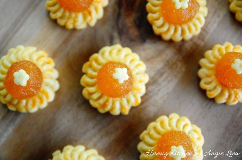 These dainty pineapple tarts are characteristically so buttery, crumbly and oh so melt-in-the-mouth! For more, like us on Facebook at www.Facebook.com/huangskitchen As always, ENJOY!