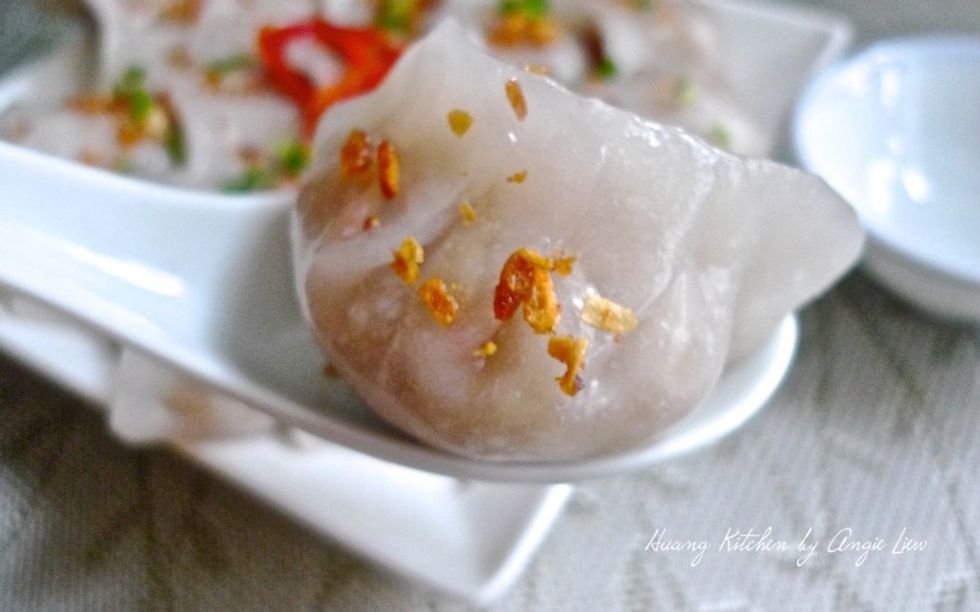 These dumplings are nice eaten on its own or with chilli sauce. The skin stays soft even when cooled & the turnip filling is so sweet & juicy.