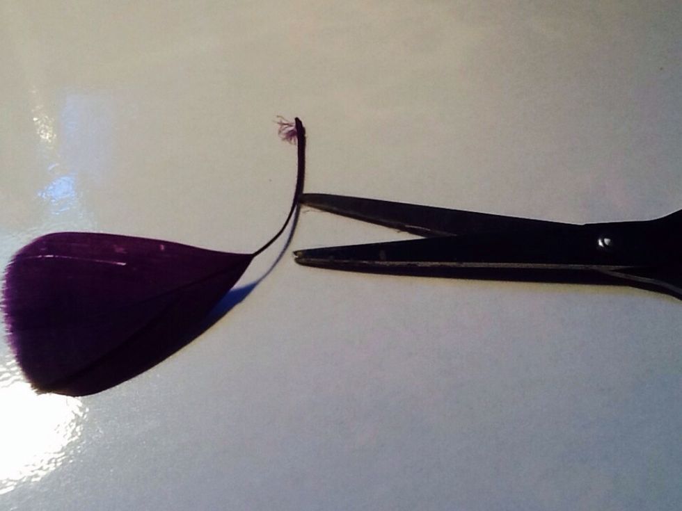 These feathers are purchased from a craft store. Trim the stem down to length, leaving 2cm.
