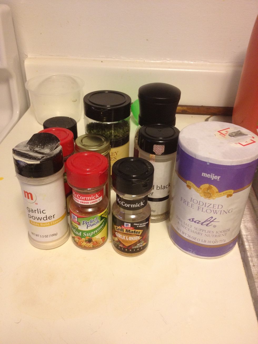These seasonings are totally optional. Here is the list of seasoning I used: Parsley flakes Ground paprika Crushed red peppers Minced onion Black pepper Chives Salt Garlic powder Italian seasoning