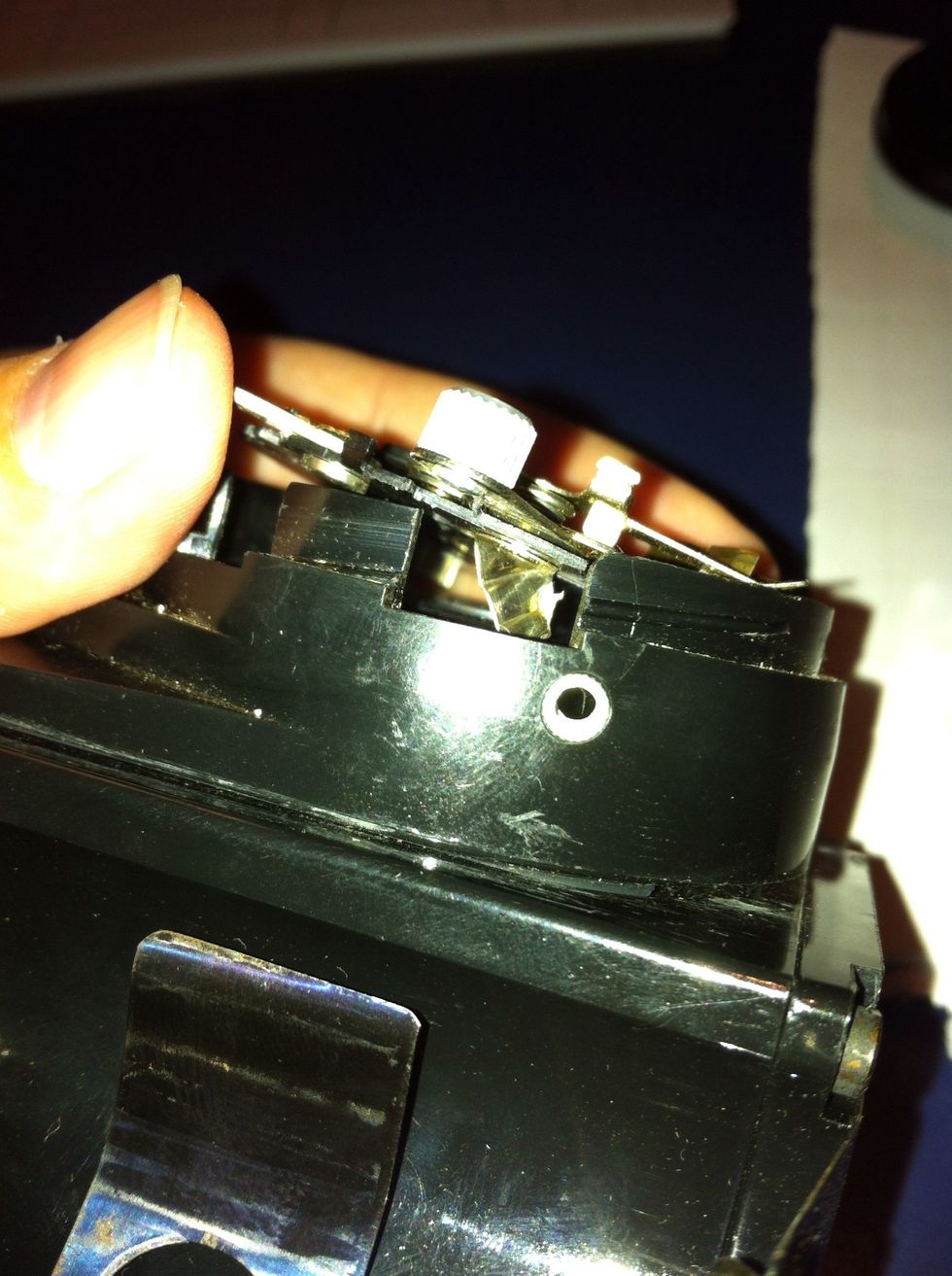 These wires need to be cut. The the plate will lift off. As this is my working normal clack, I will not do this...