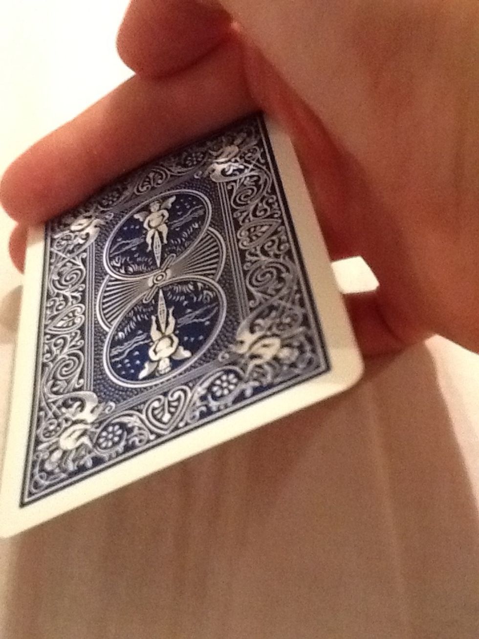 They're 2 ways i'll show you today here i hold the cards with my index- and middle finger at the top quarter
