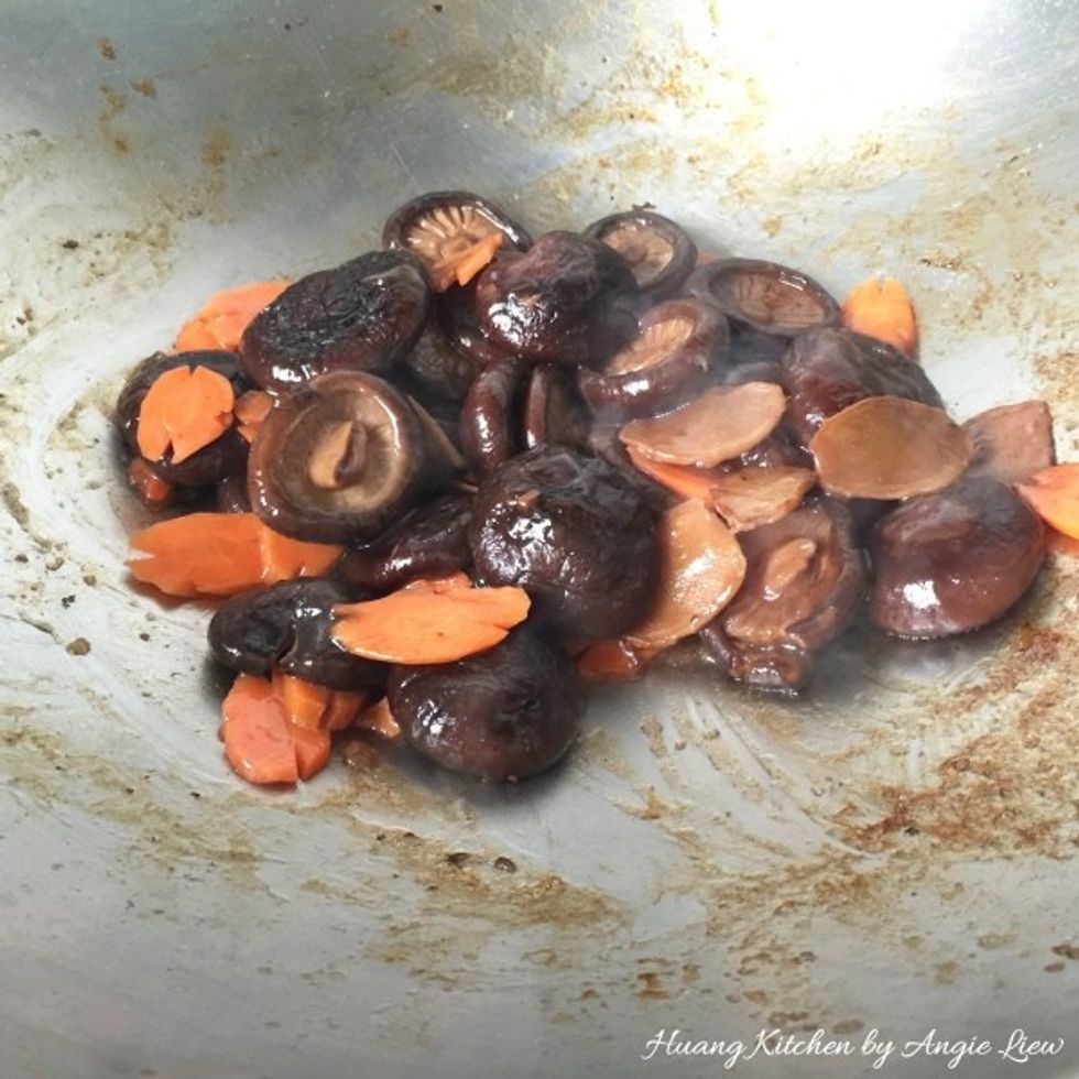 Thicken the shiitake mushrooms with a little cornstarch water. And we're done!