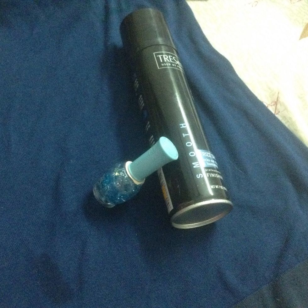 Things u need : hair spry , blue glitter nail polish u can u any other glitter nail polish , see through cover or case for your phone .