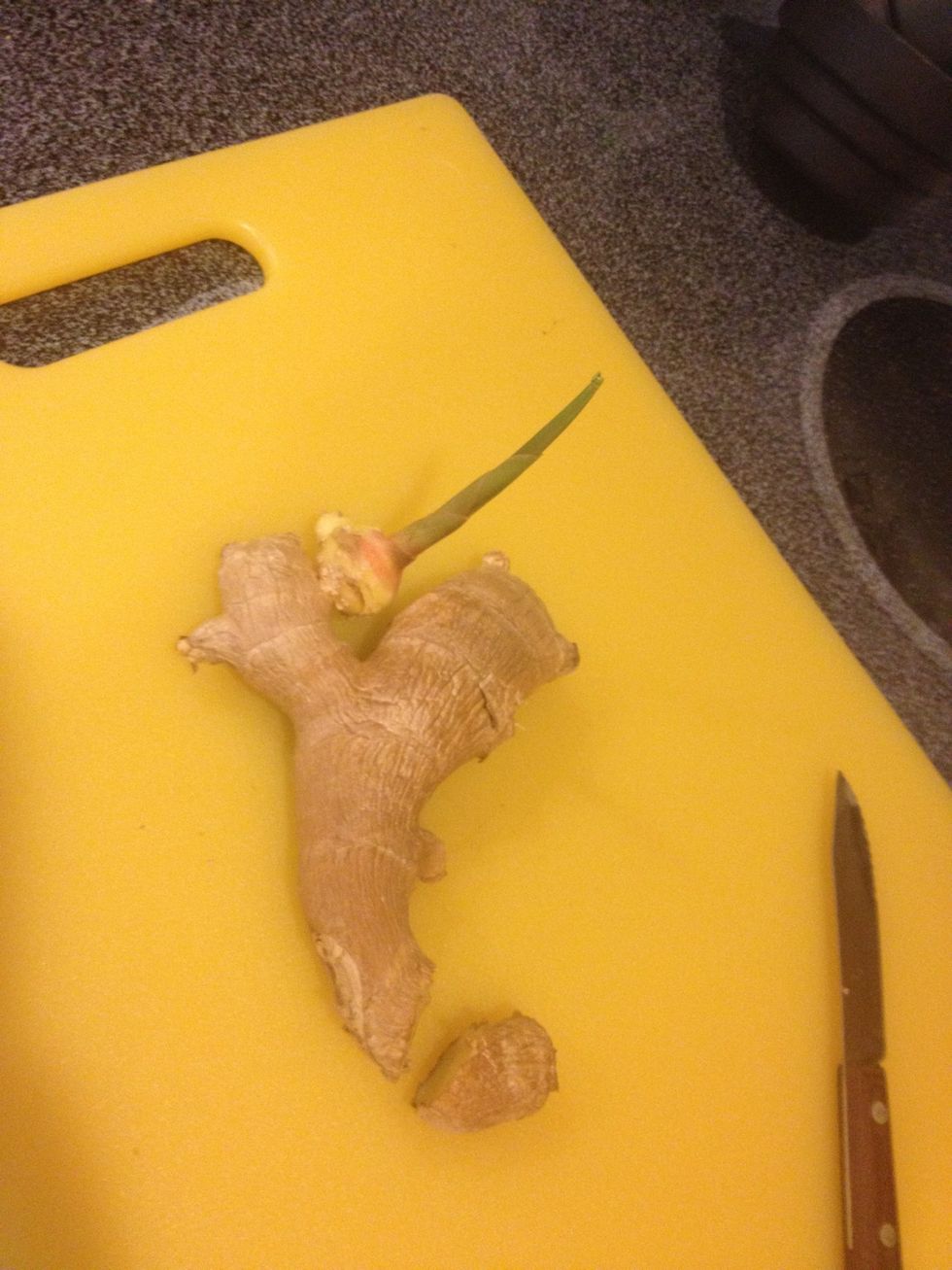 Thinly slice about 3 cm of ginger