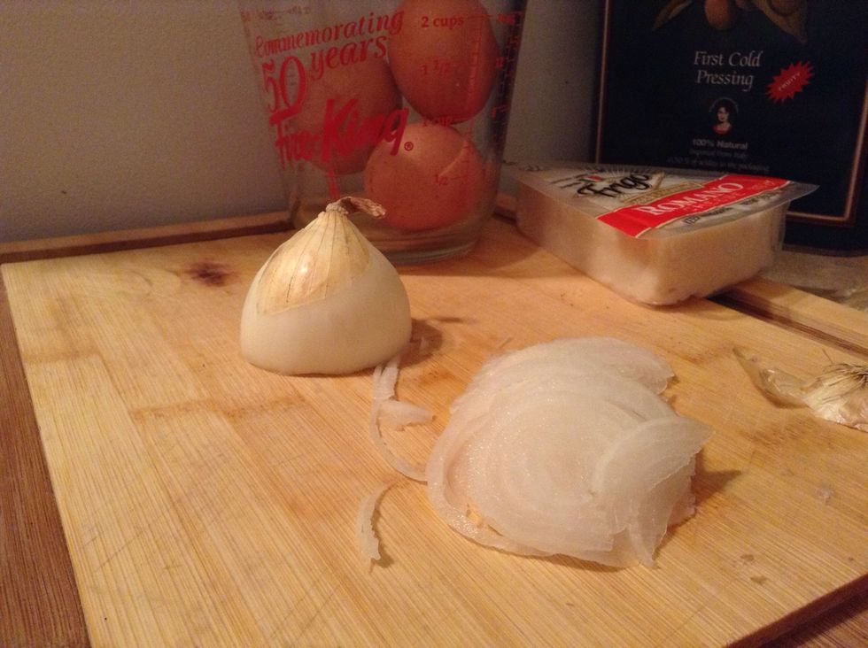 Thinly slice about half an onion (I see many guides which use both garlic and onion or just the former - this is absolutely NOT the traditional recipe - in fact, originally onion was not even used)