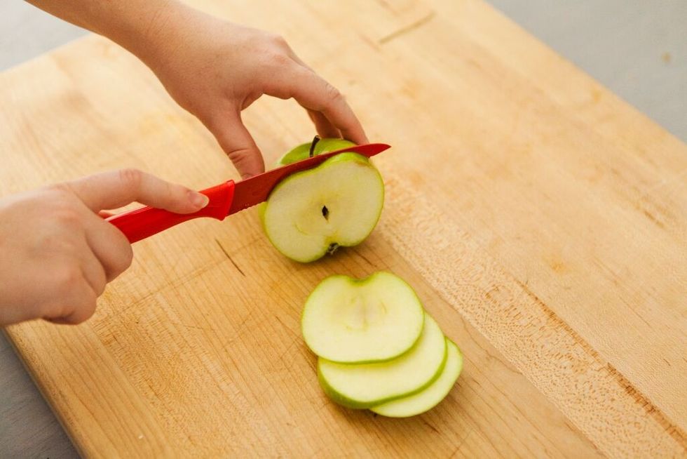 Thinly slice the apple.
