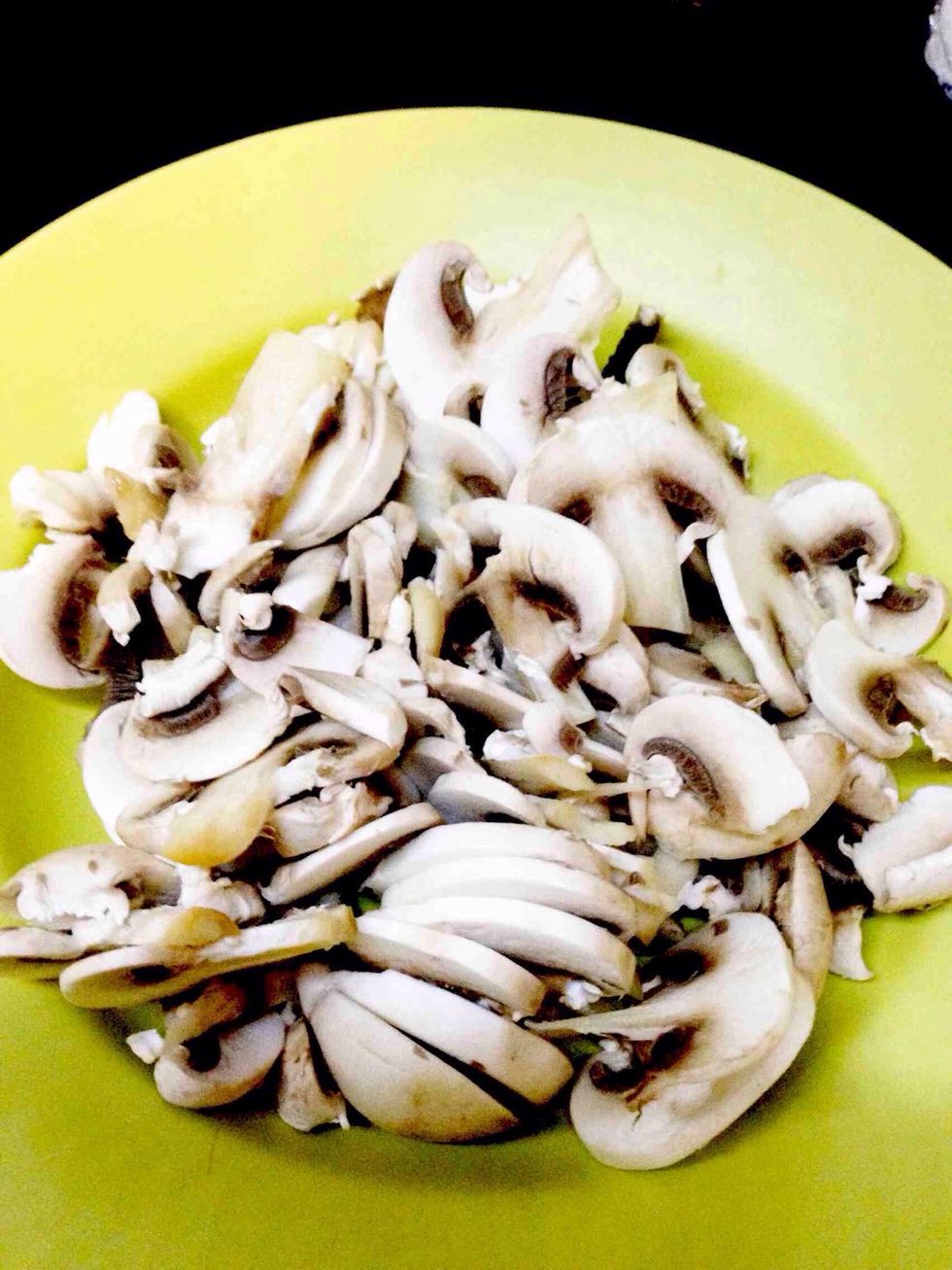 Thinly slice the button mushroom