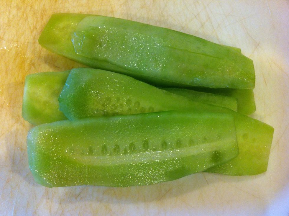 Thinly slice the cucumber.