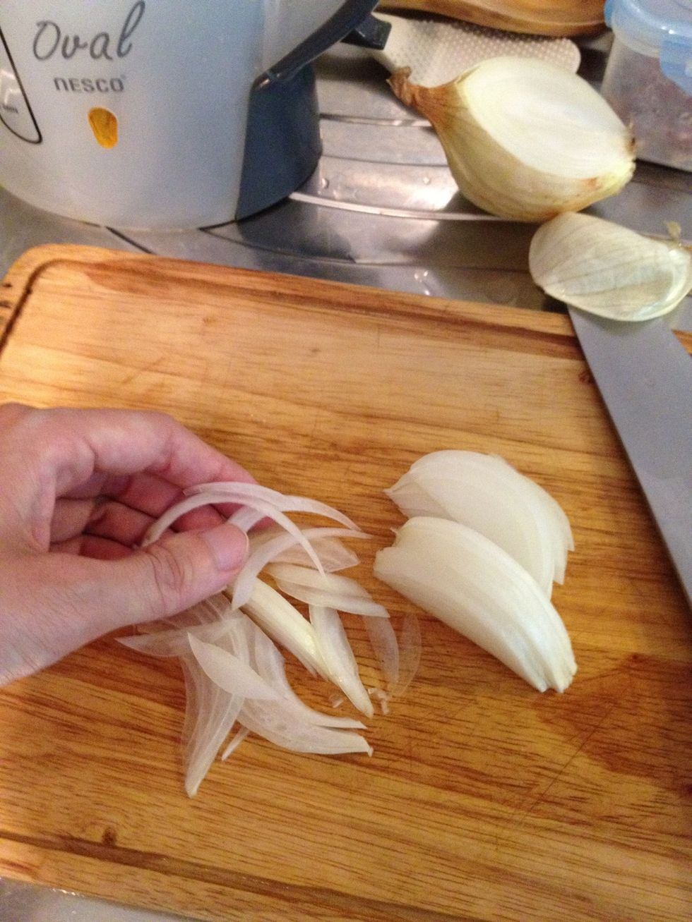 Thinly slice the onion and separate with fingers.