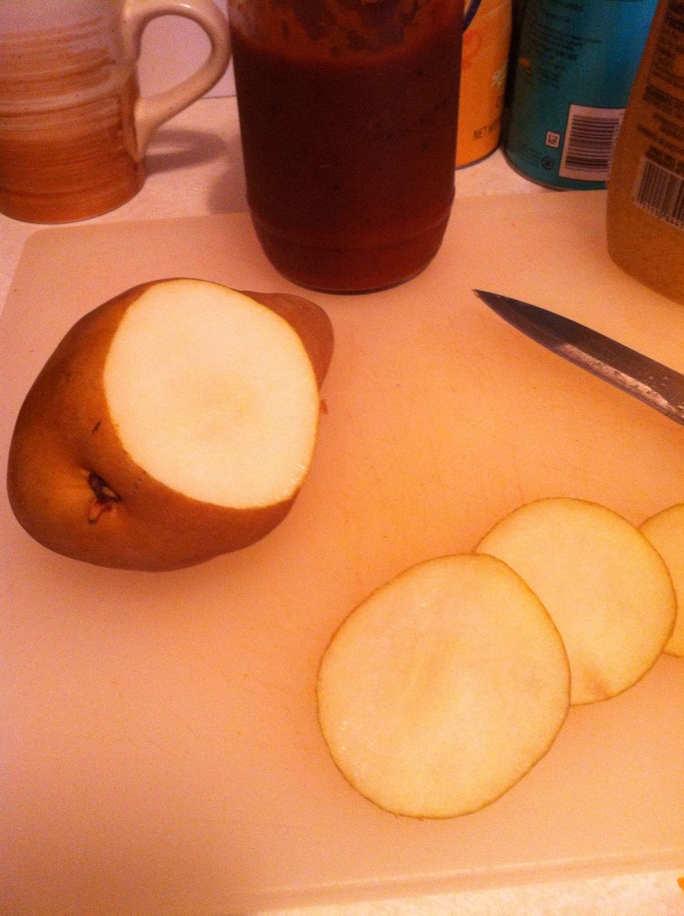 Thinly slice the pear.