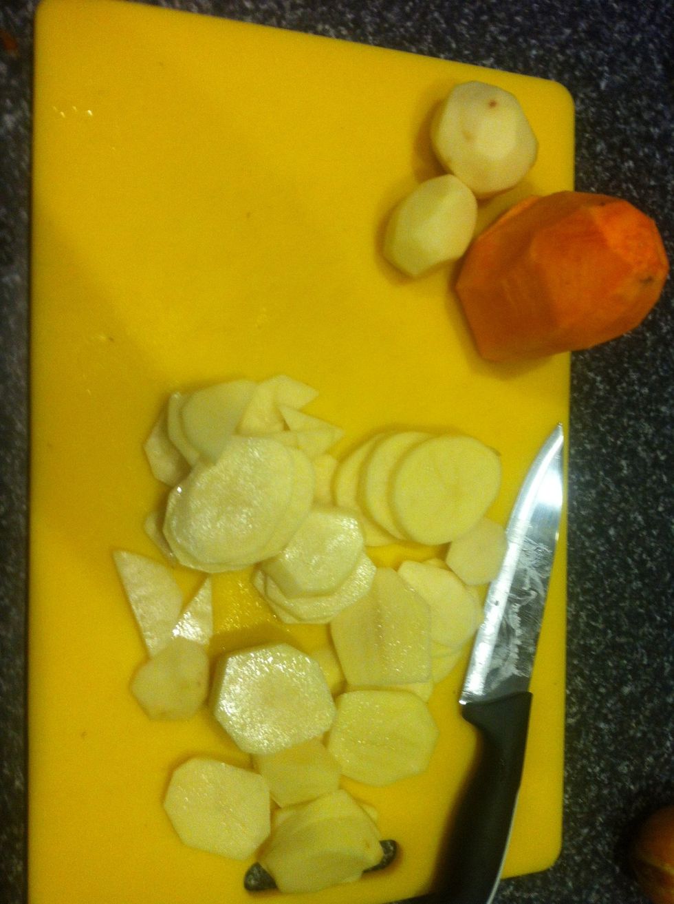 Thinly slice the potato, sweet potato and onion.