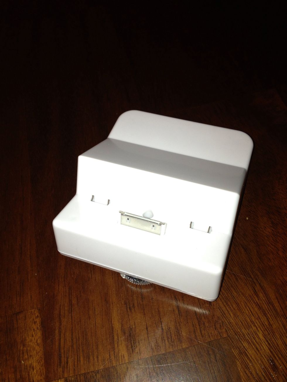 This angle illustrates the location of the silver connector piece after gluing it to the base.