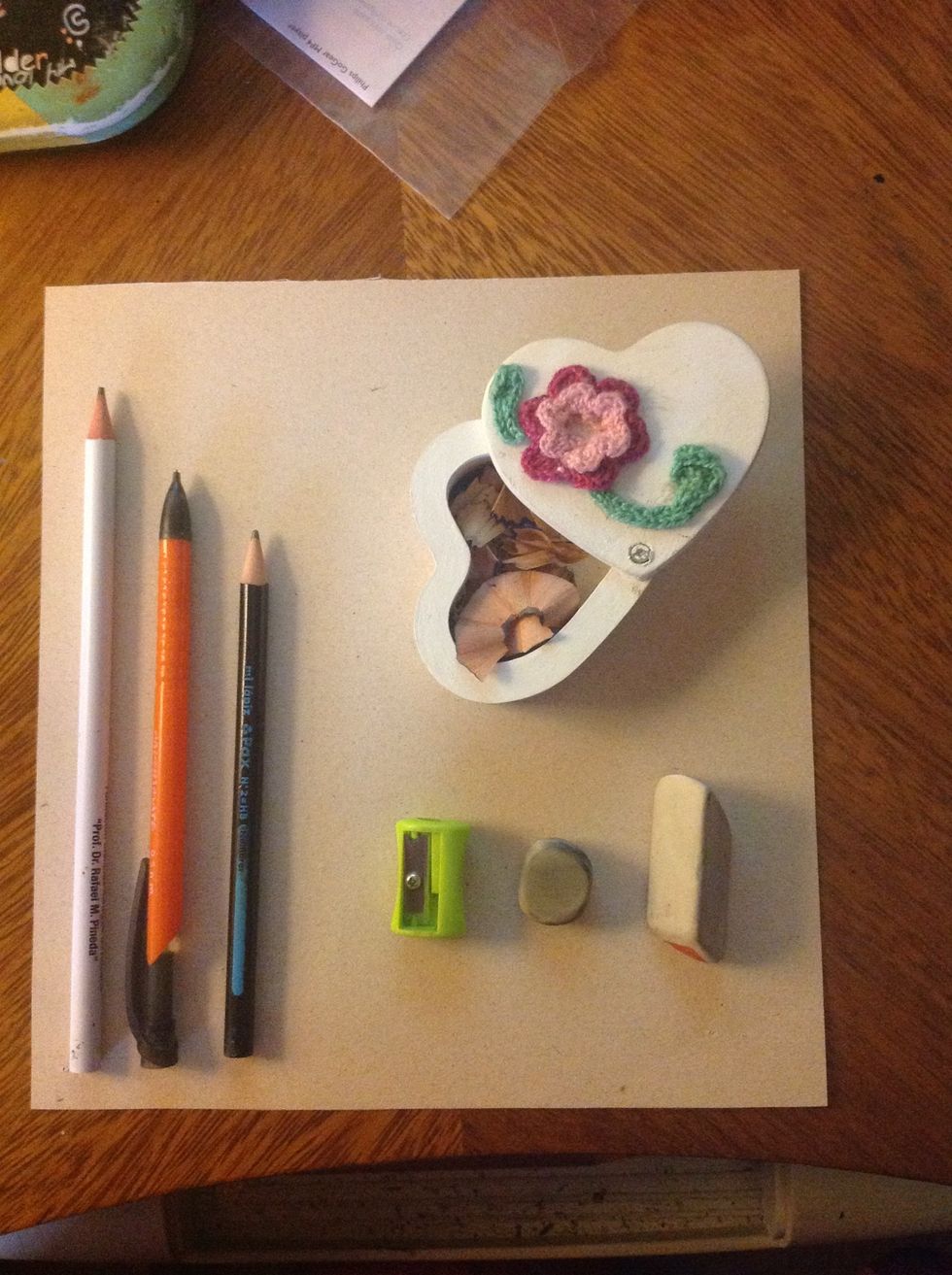 This are all the things I will use. I chose a cardboard instated of common paper so you can see better.