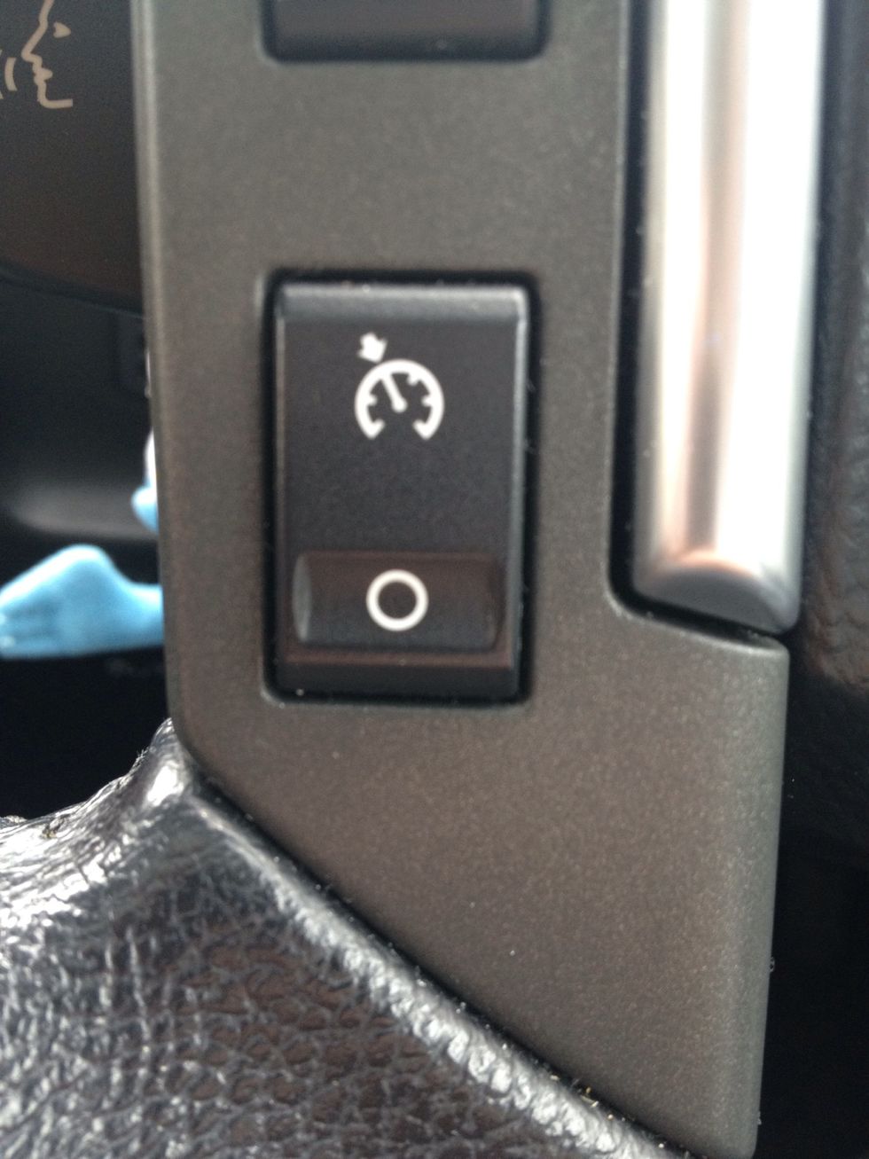 This button on the steering wheel is the cruse control set/resume (top rocker) and cancel button (bottom rocker).